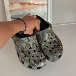 CROCS Men's RealTree Camo Green Foam Slip-On Clogs